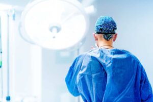 medico cirurgiao de costas na sala de cirurgia