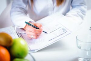 nutricionista com prancheta para questionario