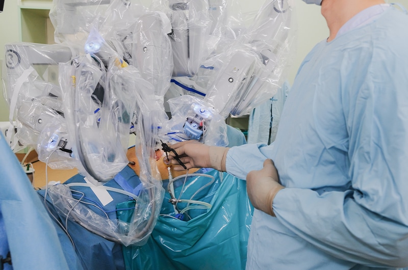 Qual a diferença da cirurgia por vídeo para o robô?